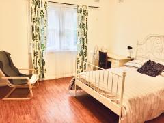 Chatswood: Room for female