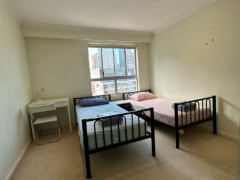 Share room in city available 