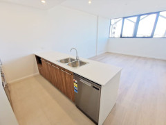 City 30分! 駅前3分/新築家具付1BR 入居者募集!