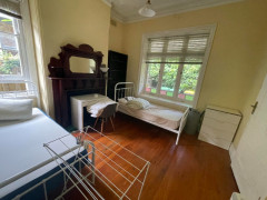 レント220ドル　シティまでバスで15分　２人部屋空きあり