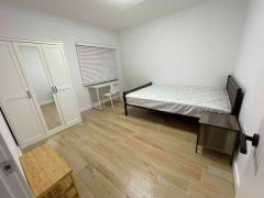 広くて清潔な家具付きの部屋。リドコム駅まで徒歩圏内。今すぐ入