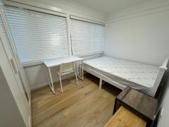 広くて清潔な家具付きの部屋。リドコム駅まで徒歩圏内。今すぐ入