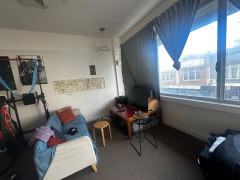 NEWTOWN まで徒歩15分　　シティまでのバス停目の前