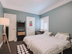 1 lady with share master room