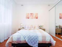 Queen bed 500m to Station