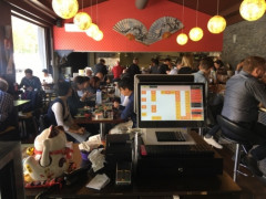寿司屋でwaitressとして働いてくれる方を探してます。