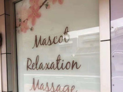 私たちはお店の受付を出来る人を探しています。