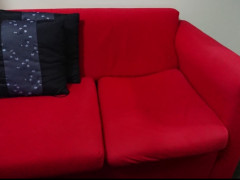 超ゆったりリラックスできる赤いソファ（二人掛け）を売ります。