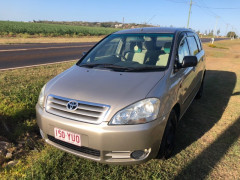 TOYOTA avensis 2002年モデル　3500ドル