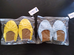 新品　Comfy　靴　サイズ　S（黄色、水色）一足　$3