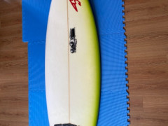 サーフボード　JS 5’10 Future Fin 売ります