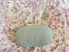 可愛いクラッチバッグと肩掛けチェーン