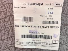 クイーンベッドとベッドベース売ります（＄３００）