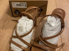 オープンスクエアトウヒール　novo $20