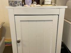 白ベッドサイドテーブル　無料🉐