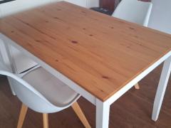 IKEA テーブルとノーブランド椅子二脚　20ドル