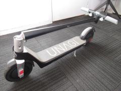 UNAGI Model One E500 電動キックボード