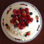 純白のクリームと真っ赤なイチゴのケーキでウェデイング