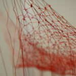 絹糸で空間を作り出すユニークな「Akiko Ikeuchi Silk Thread Installation」