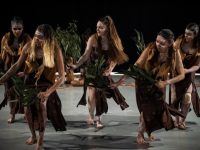 ダルグの民族と女性の文化を表現した力強いダンス作品の初演