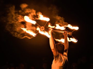 ボンファイアで冬を祝おう！炎と光を楽しむフェスティバル