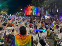 LGBTQの祭典マルディグラ・パレード2024の参加者募集中