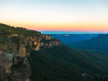 光り輝く夜のブルー・マウンテンズでアトラクションを楽しもう