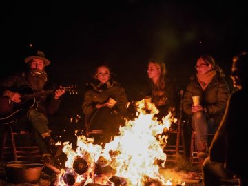 焚き火を囲んで食と音楽を楽しむオレンジのお祭り