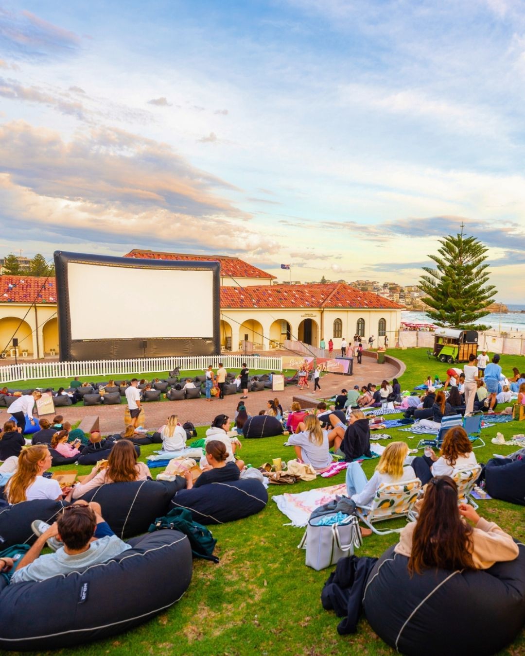 夏のビーチの風物詩！サンセットシネマを楽しもう