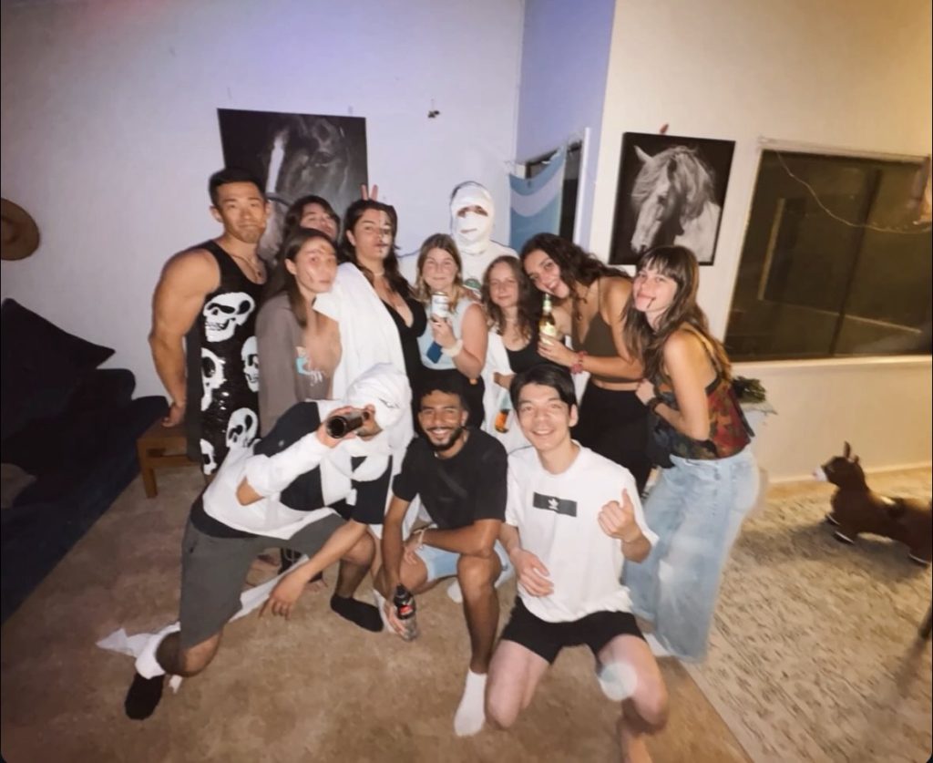 クイーンズランド州で、有給インターンをしているTさん。
同僚の皆さんと、ハローウィンパーティをされているお写真が届きました♪