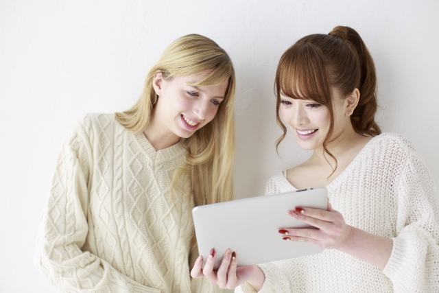 タブレットを見る女性たち