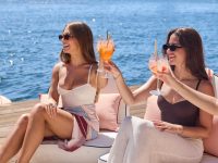 シドニー湾に浮かぶプールバー期間限定オープン！