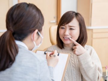 歯ぐきから血が出る？歯周病の初期症状と治療法を解説