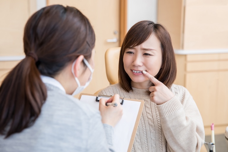 歯ぐきから血が出る？歯周病の初期症状と治療法を解説