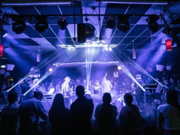 ライブ・アート・街歩きが融合するメルボルンの音楽イベント